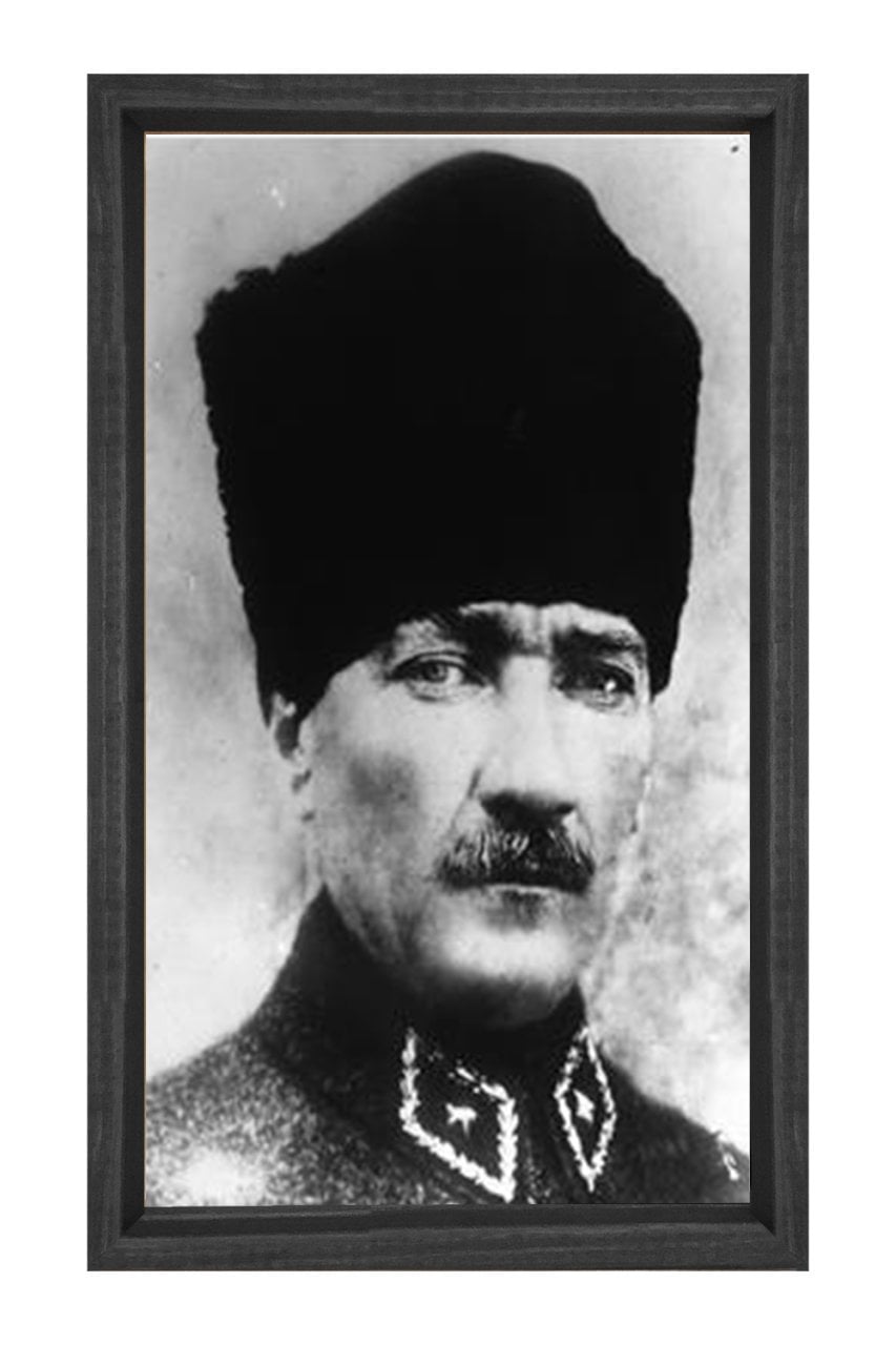 Atatürk Siyah Beyaz Tablosu Siyah Ahşap Çerçeve - 50x70