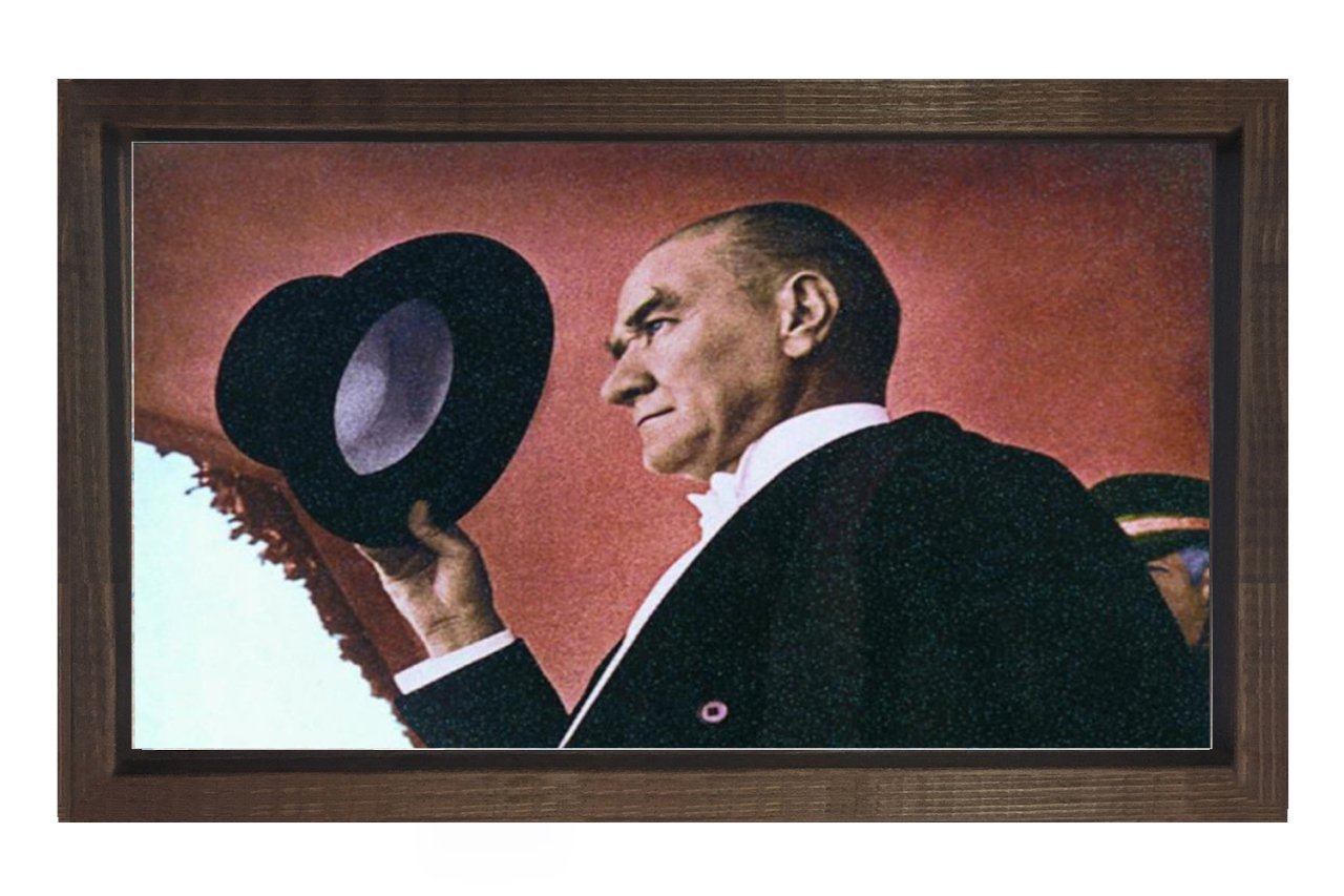 Atatürk Şapkasıyla Tablosu Kahverengi Ahşap - 40x60