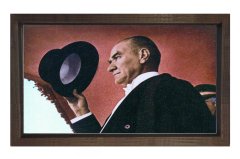 Atatürk Şapkasıyla Tablosu Kahverengi Ahşap - 50x70