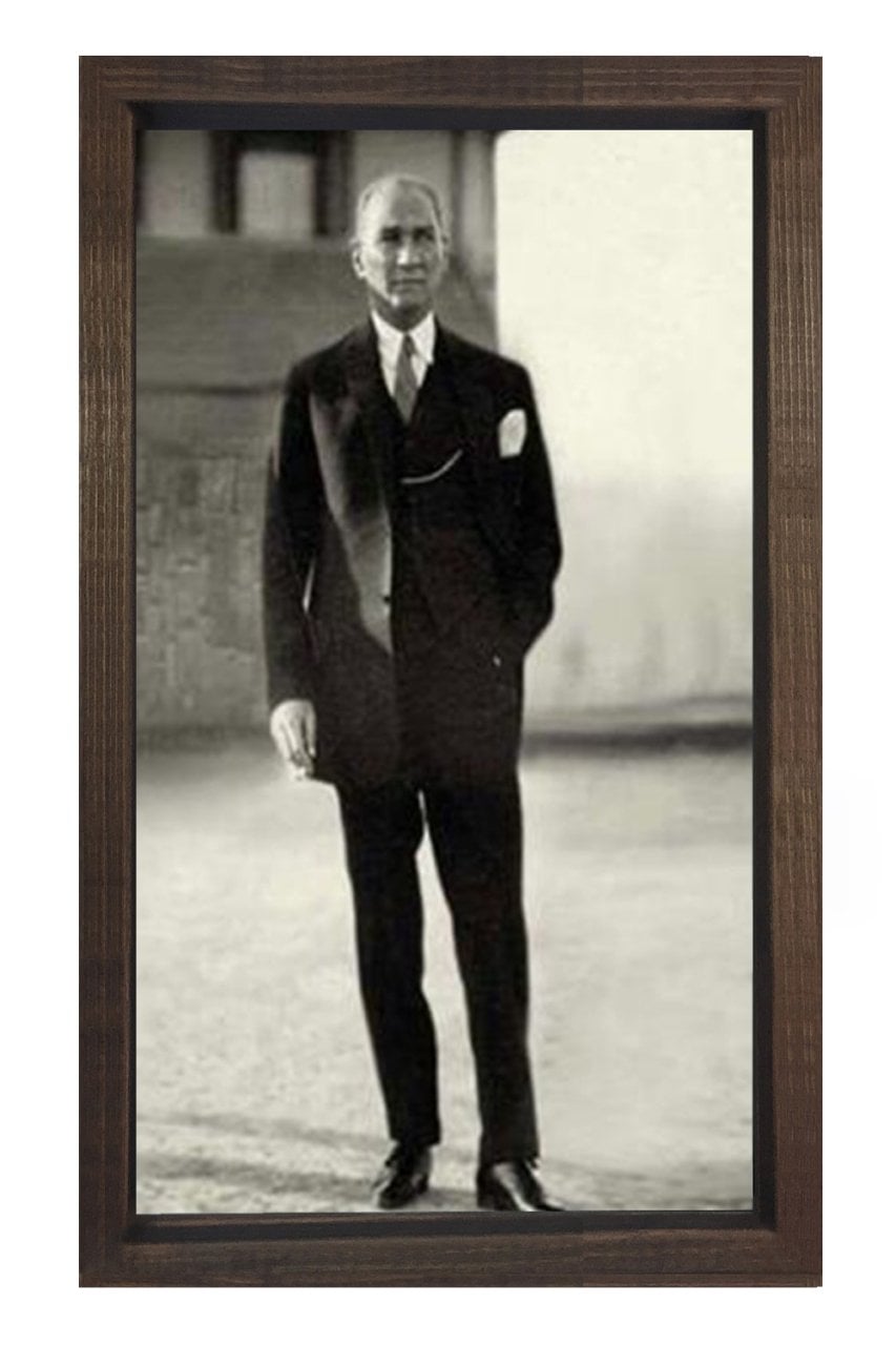 Atatürk Takım Elbiseyle Tablosu Kahverengi Ahşap - 100x200