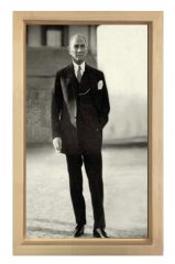 Atatürk Takım Elbiseyle Tablosu Naturel Ahşap - 45x30