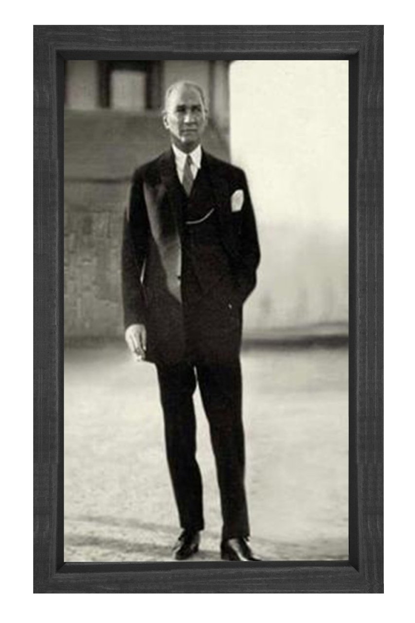 Atatürk Takım Elbiseyle Tablosu Siyah Ahşap - 50x90