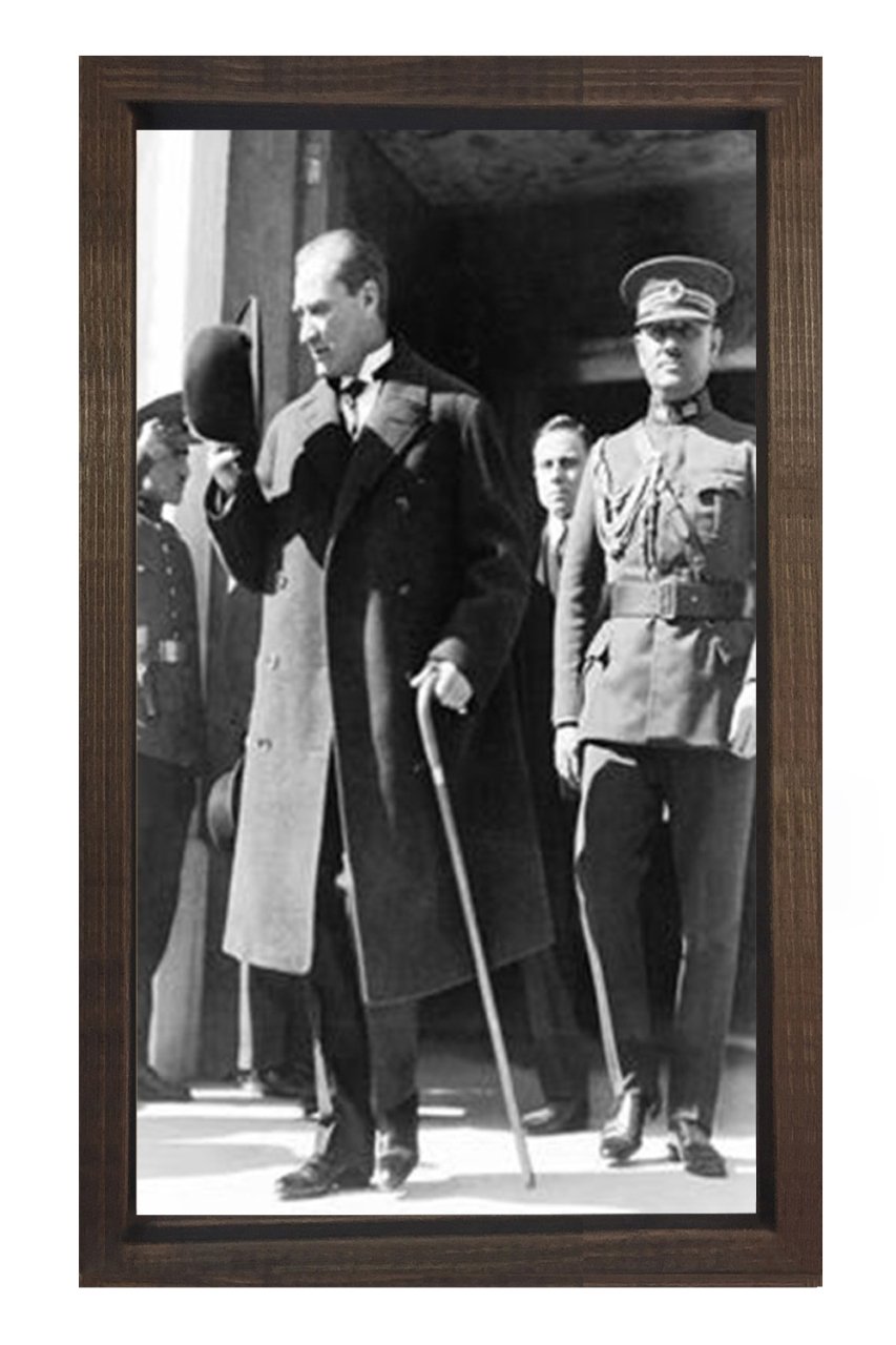 Atatürk Siyah Beyaz Tablosu Kahverengi Ahşap - 50x70