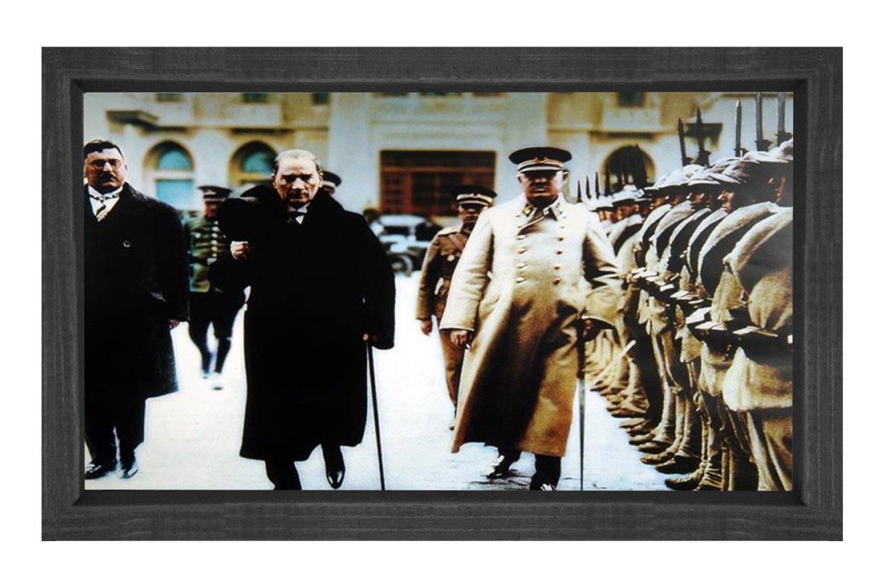 Atatürk Orduyu Selamlarken Tablosu Siyah Ahşap - 50x90