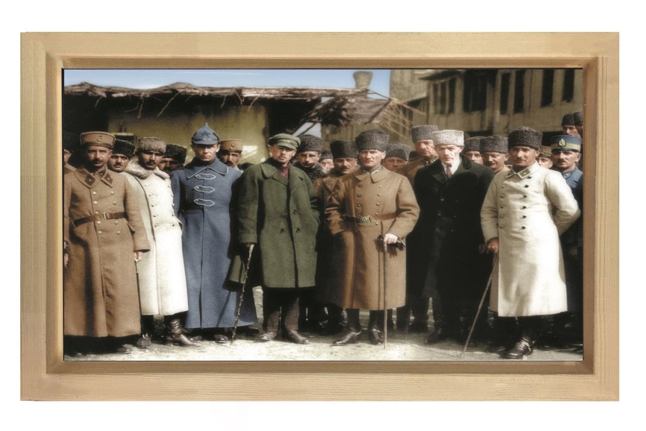 Atatürk Kurmarlarıyla Tablosu Naturel Ahşap - 100x150