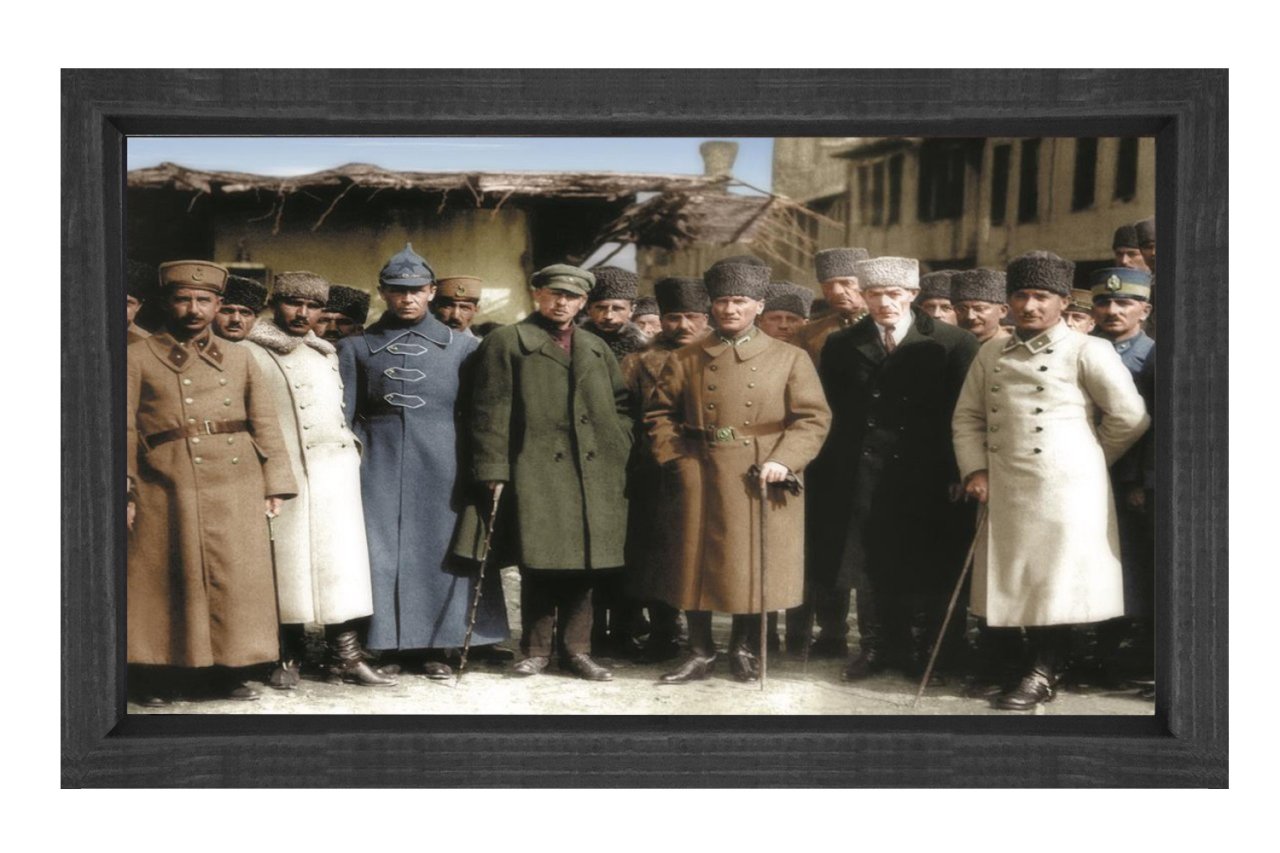 Atatürk Kurmarlarıyla Tablosu Siyah Ahşap - 45x30