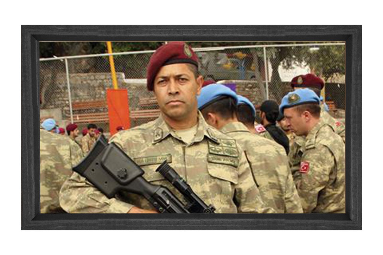 Şehit Ömer Halis Demir Tablosu Siyah Ahşap - 45x30