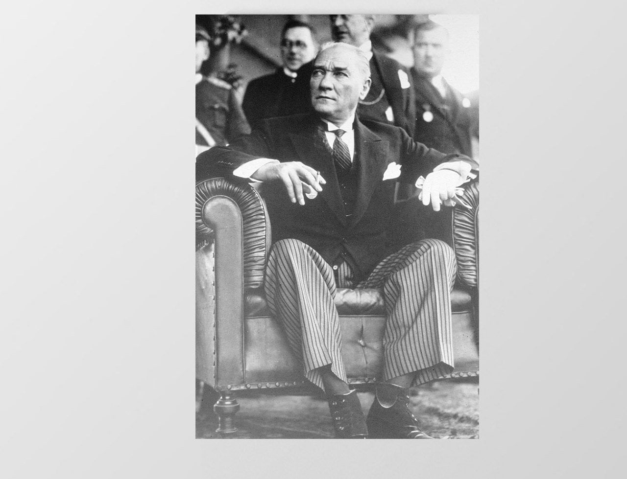 Atatürk Sigara İçerken-2 Tablosu Çerçevesiz - 100x200