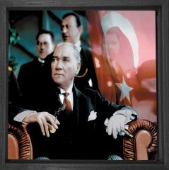 Atatürk Ve Bayrak Tablosu Siyah Ahşap Çerçeve - 70x70