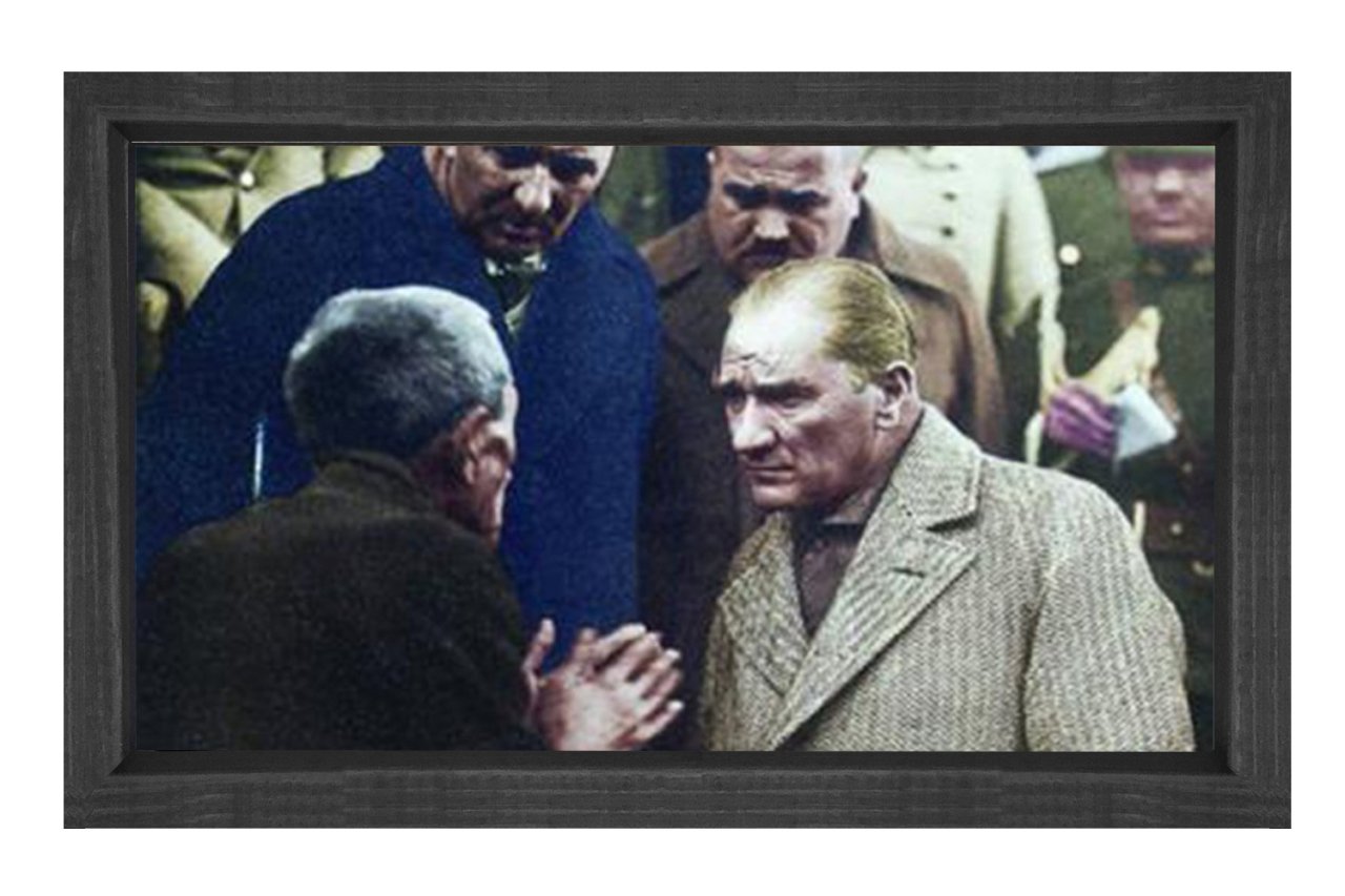 Atatürk Köylüyü Dinlerken Tablosu Siyah Ahşap - 70x100
