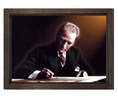 Atatürk Yazı Yazarken Tablosu Kahverengi Ahşap - 40x60
