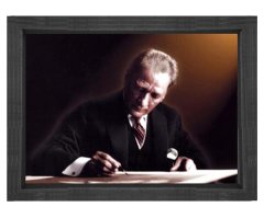 Atatürk Yazı Yazarken Tablosu Siyah Ahşap - 50x70