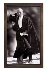 Atatürk  Siyah Beyaz Şapkasıyla Tablosu Kahverengi Ahşap - 100x150