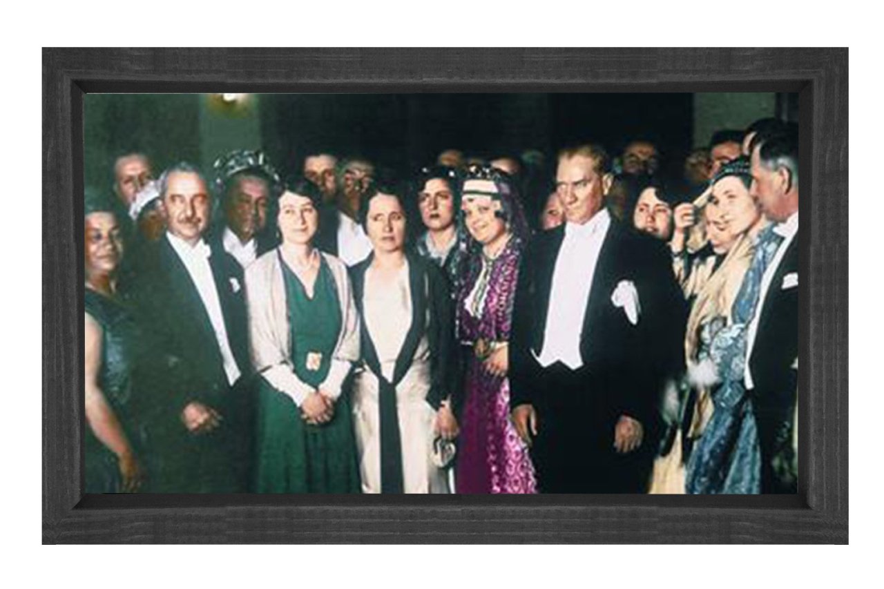 Atatürk ve Balo Tablosu Siyah Ahşap - 100x150