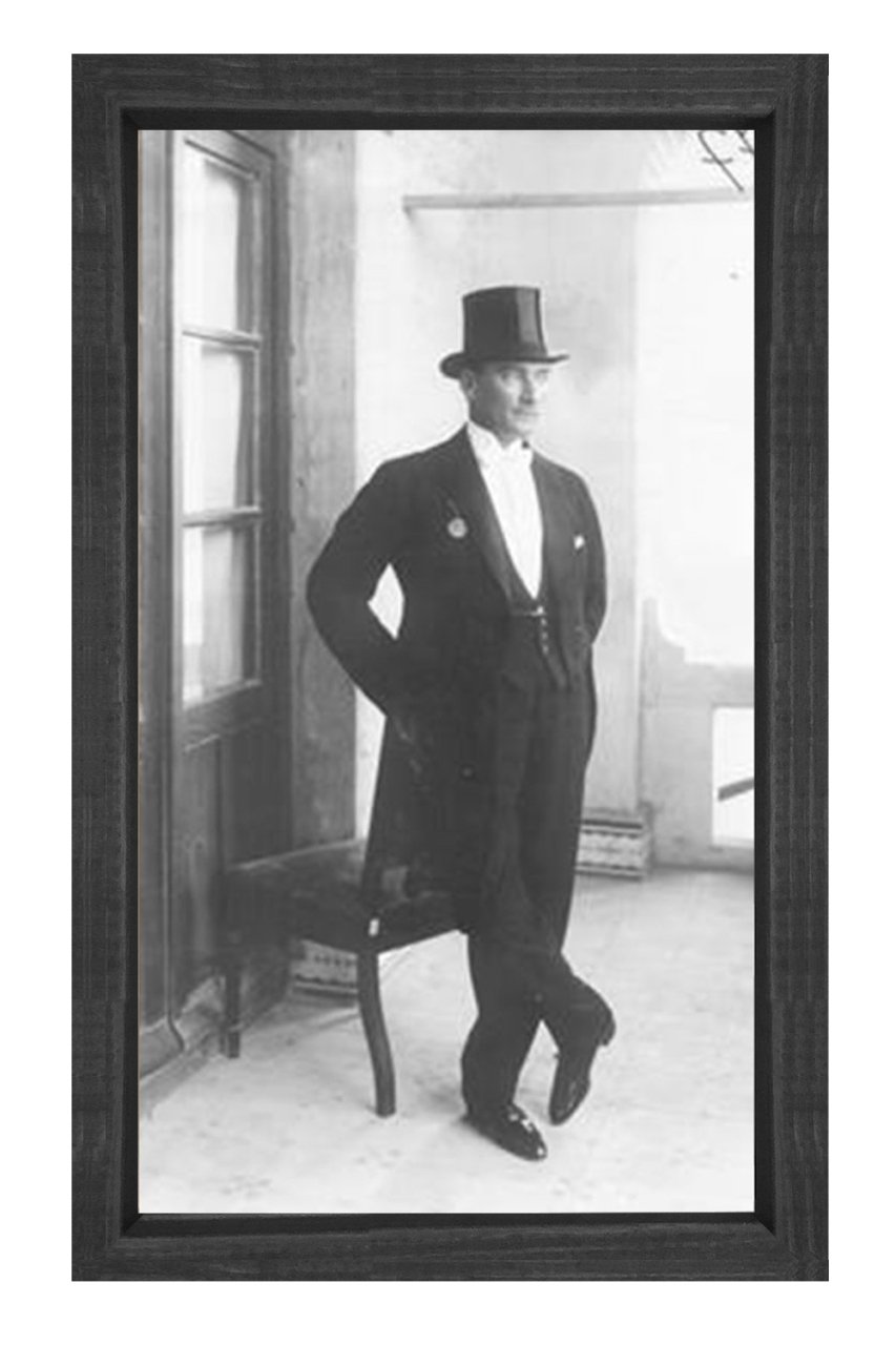 Şapka Ve Takım Elbise Atatürk Tablosu Siyah Ahşap - 100x150
