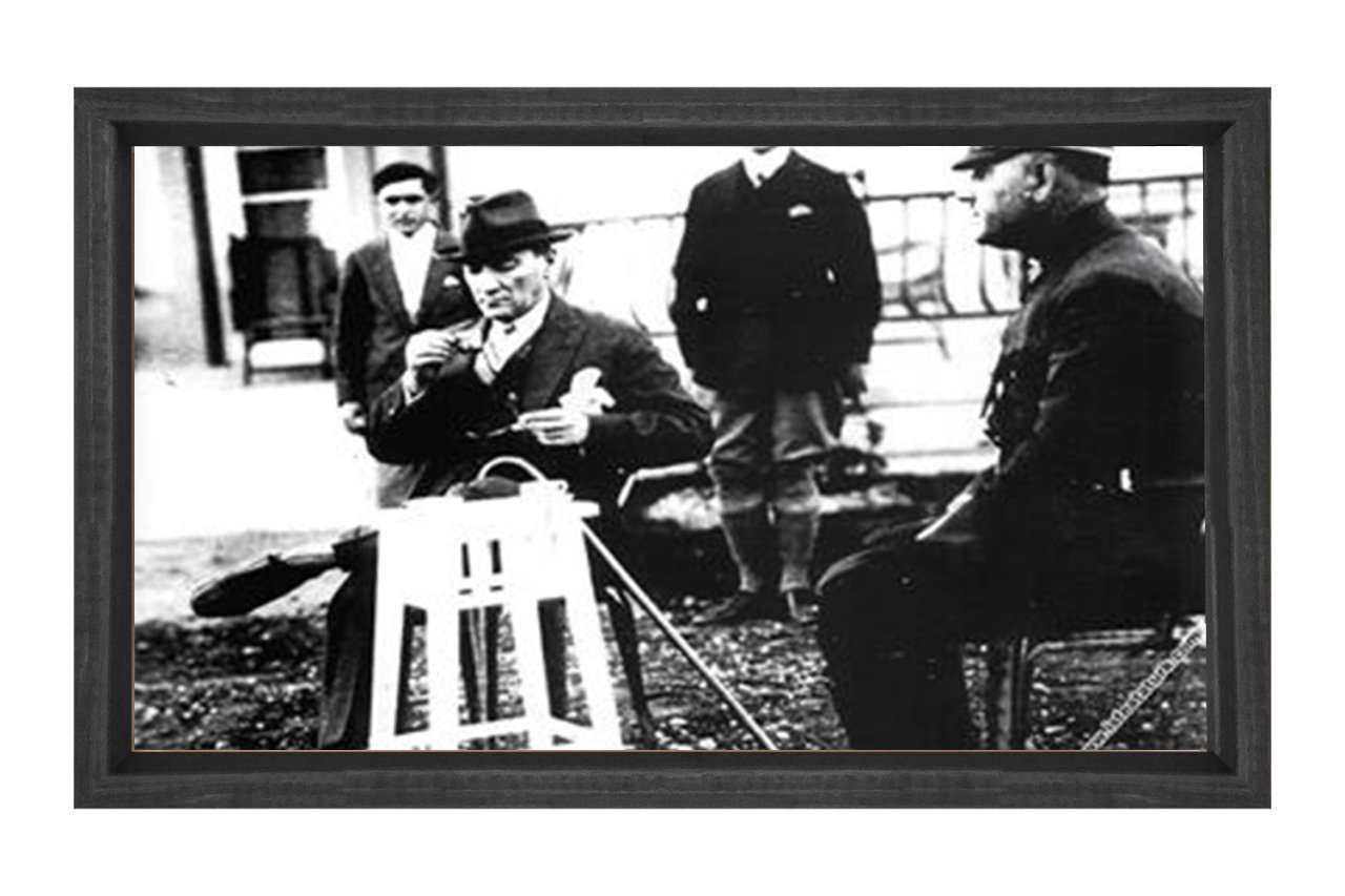 Atatürk Kahve içerken Tablosu Siyah Ahşap Çerçeve - 50x90