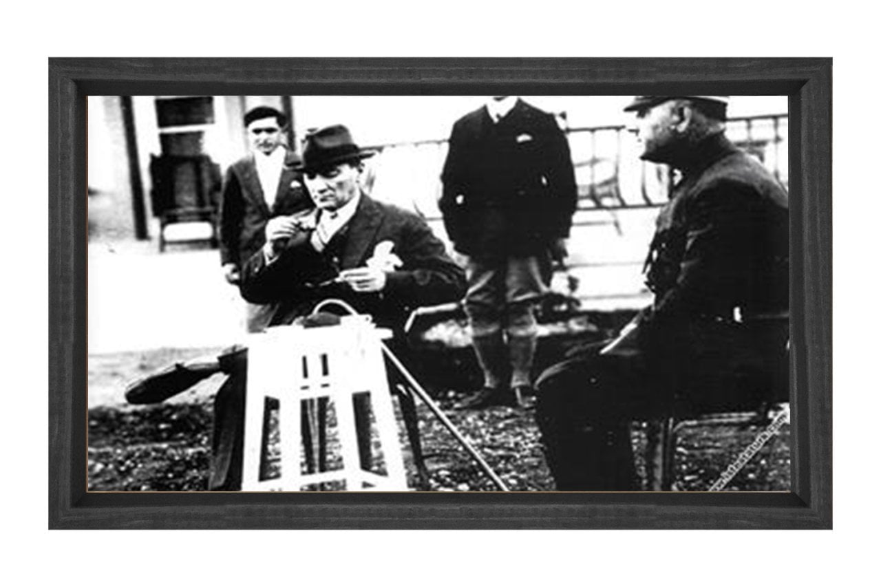 Atatürk Kahve içerken Tablosu Siyah Ahşap Çerçeve - 70x100