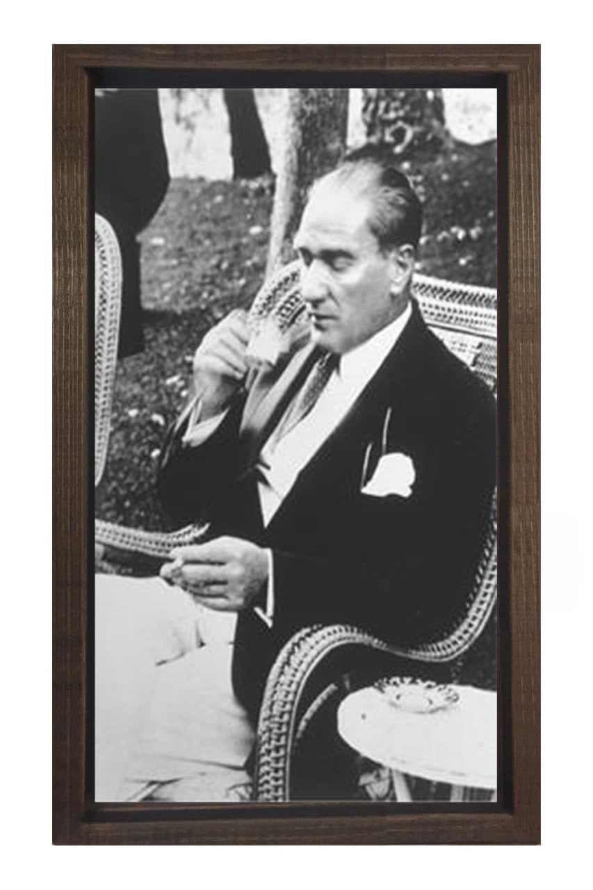 Atatürk Türk kahvesi İçerken Tablosu Kahverengi Ahşap Çerçeve - 50x70