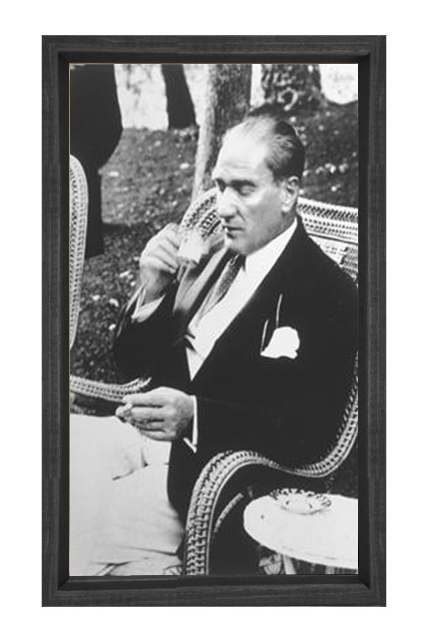 Atatürk Türk kahvesi İçerken Tablosu Siyah Ahşap Çerçeve - 45x30