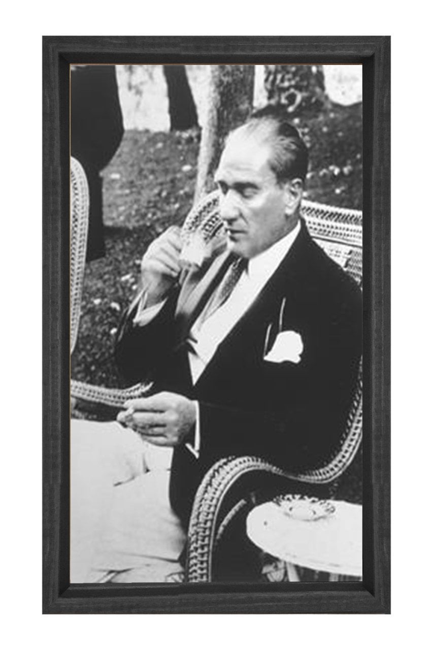 Atatürk Türk kahvesi İçerken Tablosu Siyah Ahşap Çerçeve - 50x90