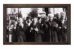Atatürk Dua ederken Tablo Kahverengi Ahşap Çerçeve - 40x60