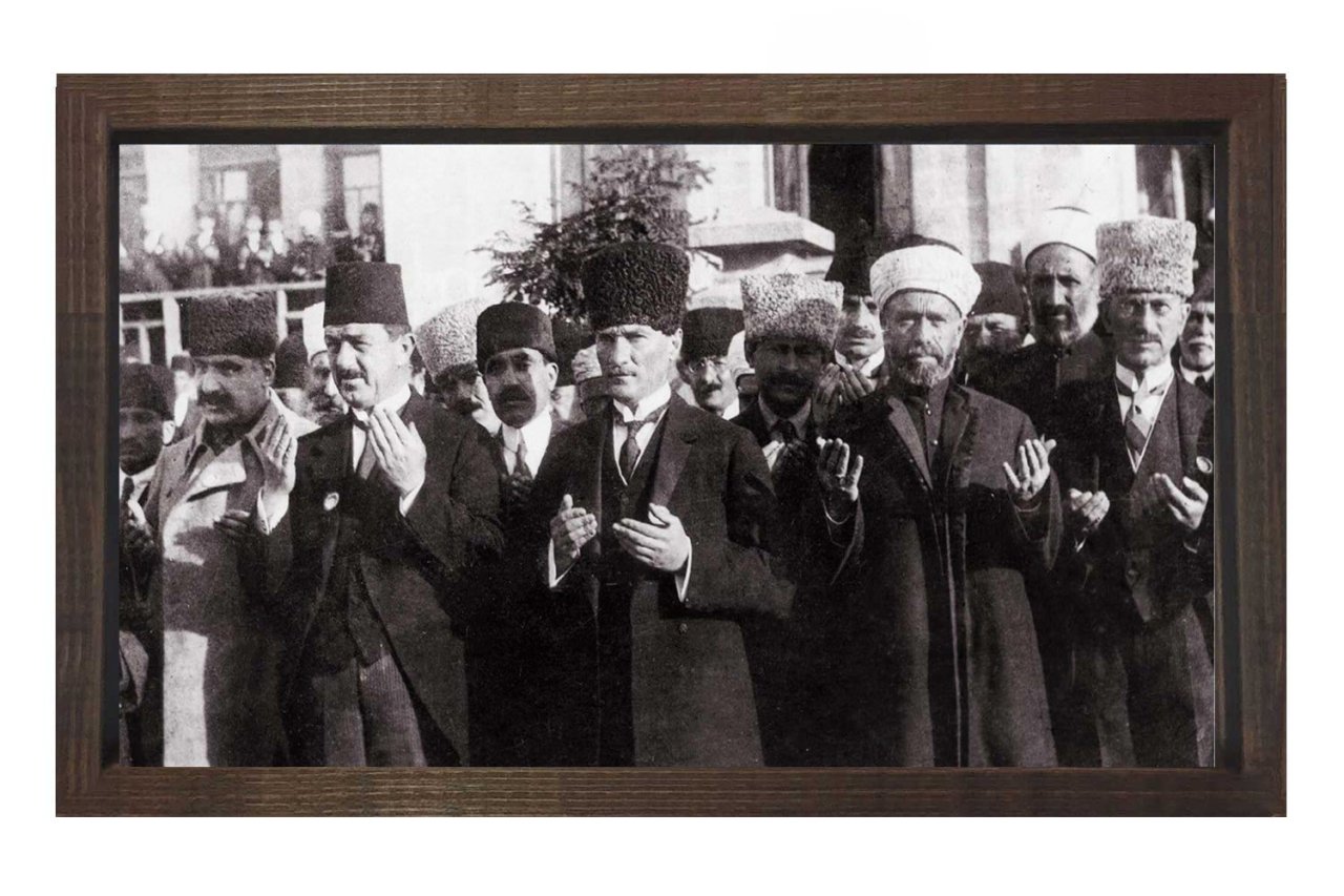 Atatürk Dua ederken Tablo Kahverengi Ahşap Çerçeve - 45x30