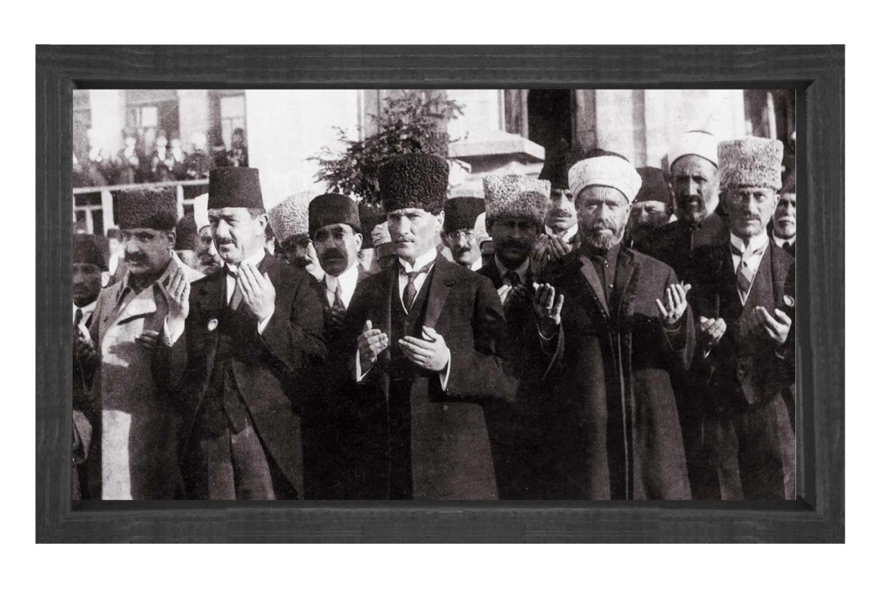 Atatürk Dua ederken Tablo Siyah Ahşap Çerçeve - 100x200