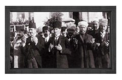 Atatürk Dua ederken Tablo Siyah Ahşap Çerçeve - 100x200