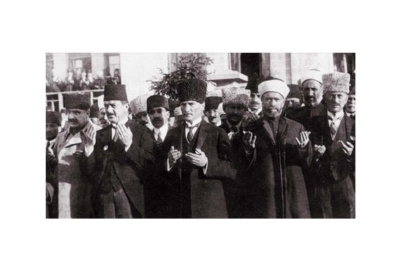 Atatürk Dua ederken Tablo Çerçevesiz - 40x60
