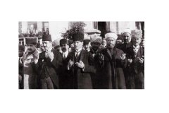 Atatürk Dua ederken Tablo Çerçevesiz - 45x30