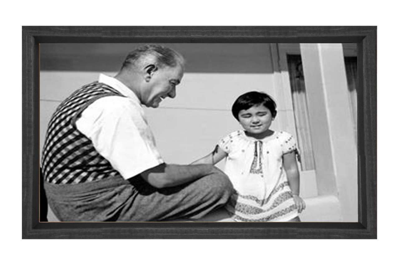 Atatürk ve manevi kızı Ülkü Tablosu Siyah Ahşap Çerçeve - 50x90