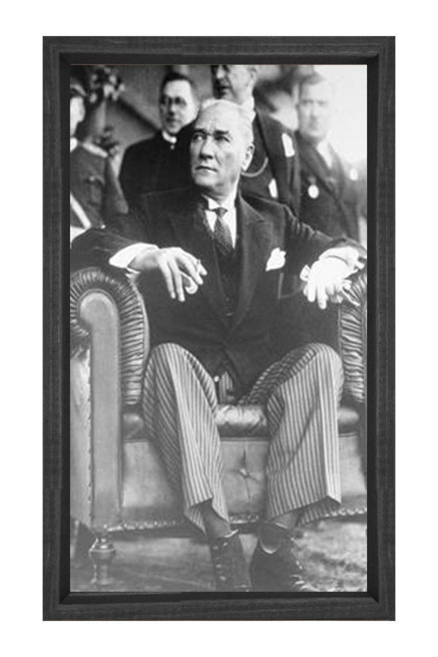 Atatürk Sigara İçerken-2 Tablosu Siyah Ahşap Çerçeve - 45x30