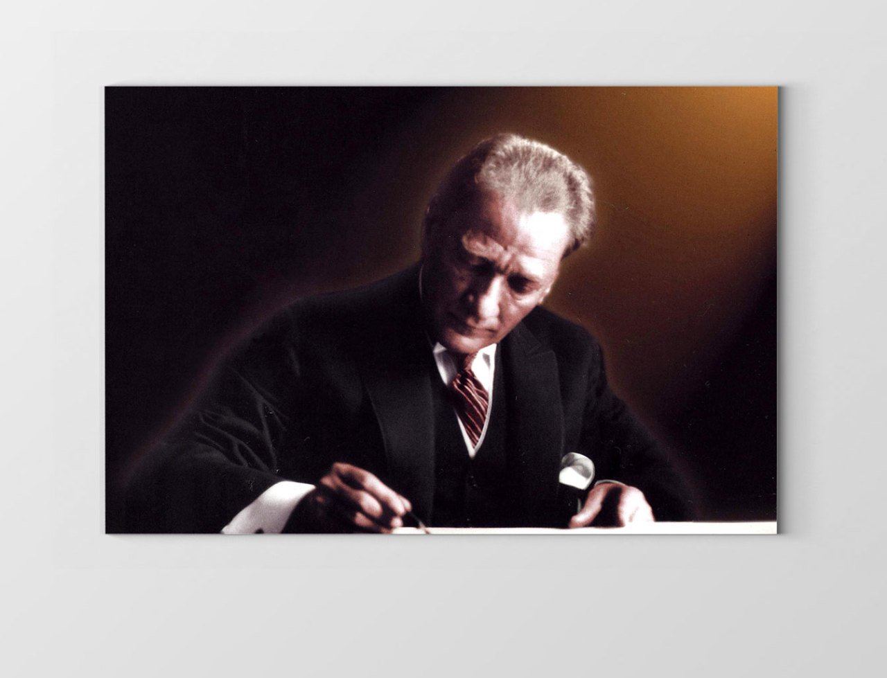Atatürk Yazı Yazarken Tablosu Çerçevesiz - 40x60