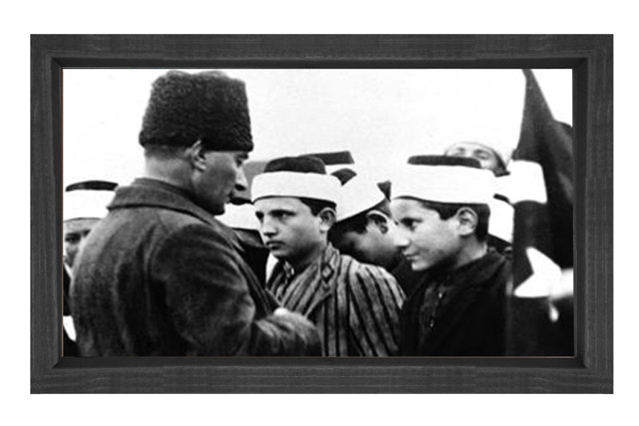 Atatürk Öğrencilerle Tablosu Siyah Ahşap - 100x150