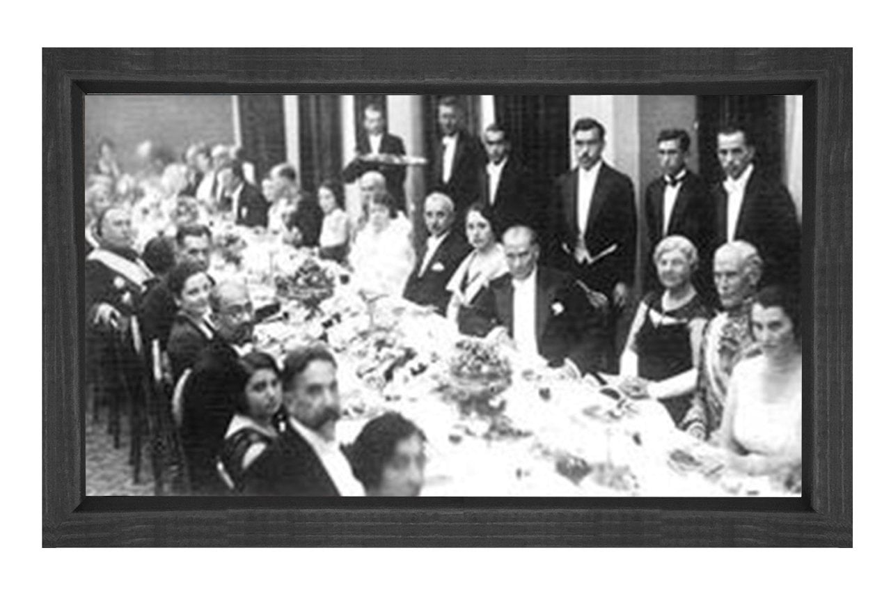 Atatürk ve Yemek Masası Tablosu Siyah Ahşap Çerçeve - 100x200