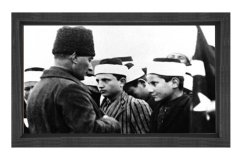 Atatürk Öğrencilerle Tablosu Siyah Ahşap - 70x100
