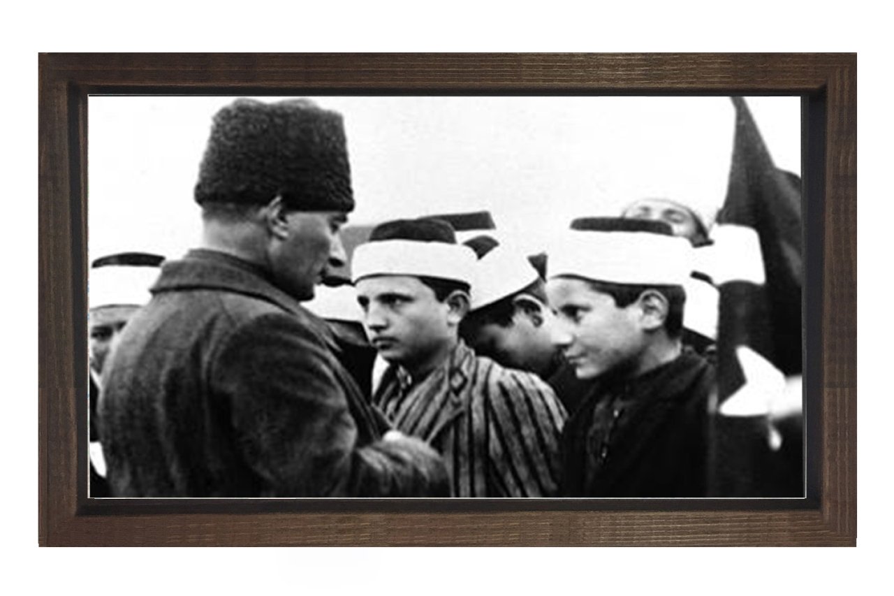 Atatürk Öğrencilerle Tablosu Kahverengi Ahşap - 50x90