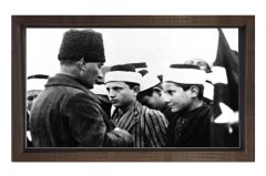 Atatürk Öğrencilerle Tablosu Kahverengi Ahşap - 50x90
