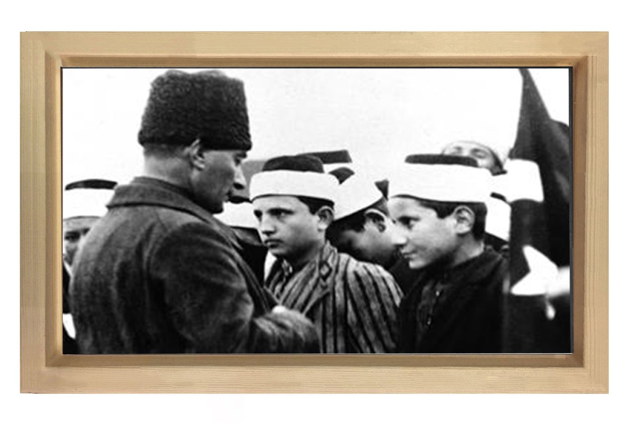 Atatürk Öğrencilerle Tablosu Naturel Ahşap - 70x100