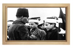Atatürk Öğrencilerle Tablosu Naturel Ahşap - 70x100
