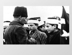Atatürk Öğrencilerle Tablosu Çerçevesiz - 100x150