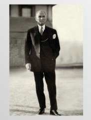 Atatürk Takım Elbiseyle Tablosu Çerçevesiz - 45x30