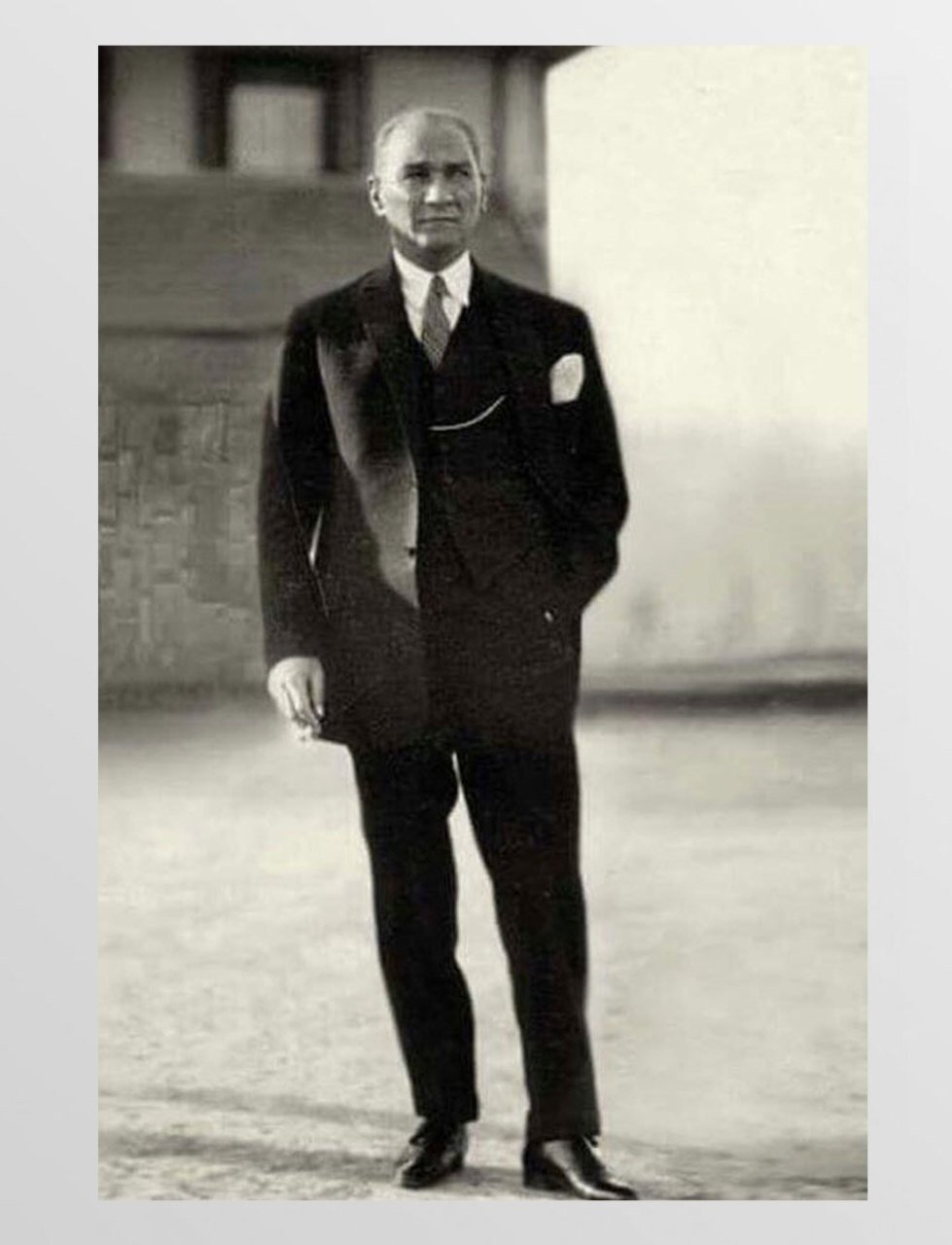 Atatürk Takım Elbiseyle Tablosu Çerçevesiz - 50x90